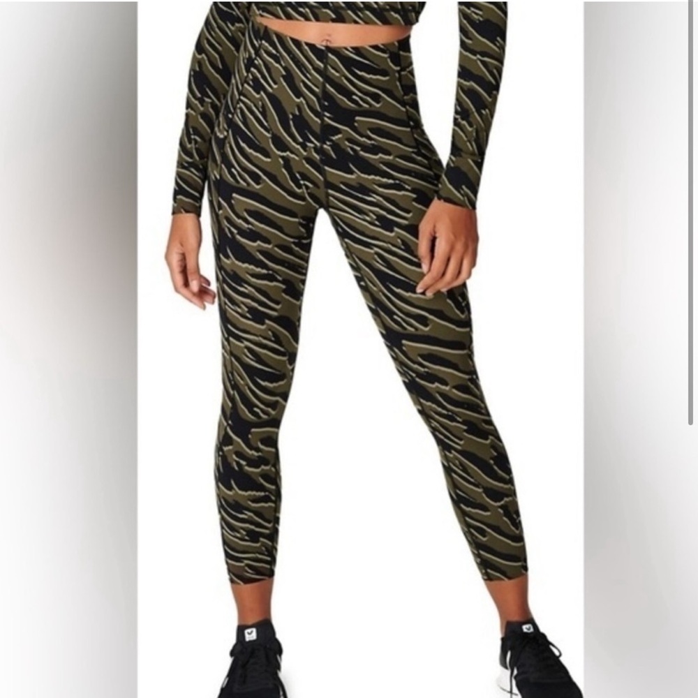 Sweaty Betty Olive Green and Black Tiger-Stripe Leggings
